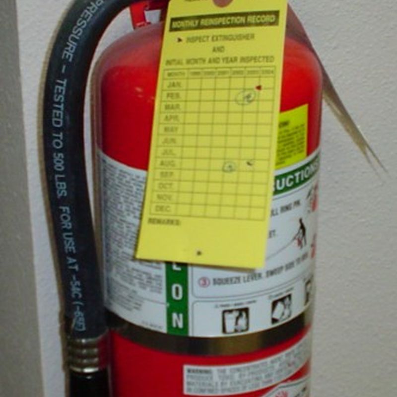 Extintor de incêndio vermelho instalado na parede