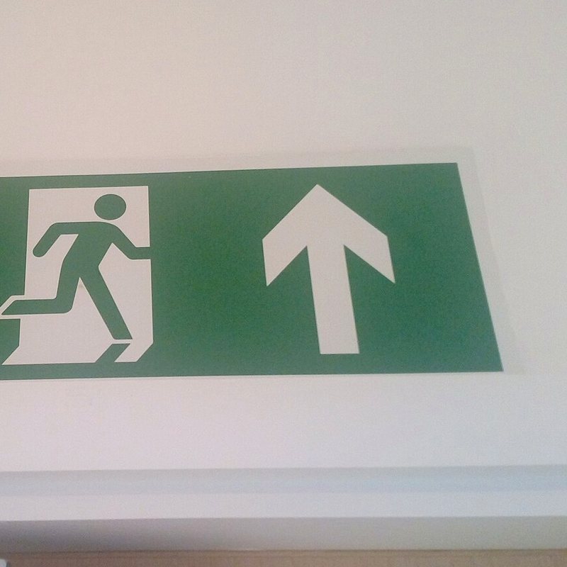 Placa iluminada de sinalização de saída de emergência