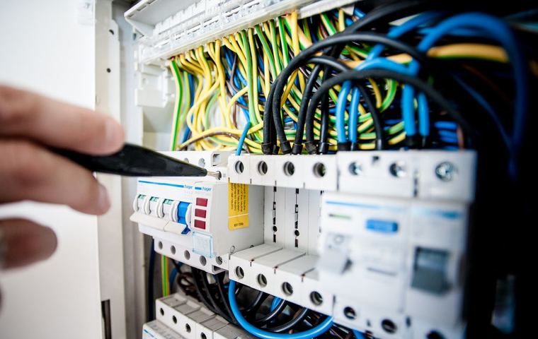 Quadro elétrico com disjuntores e cabeamento