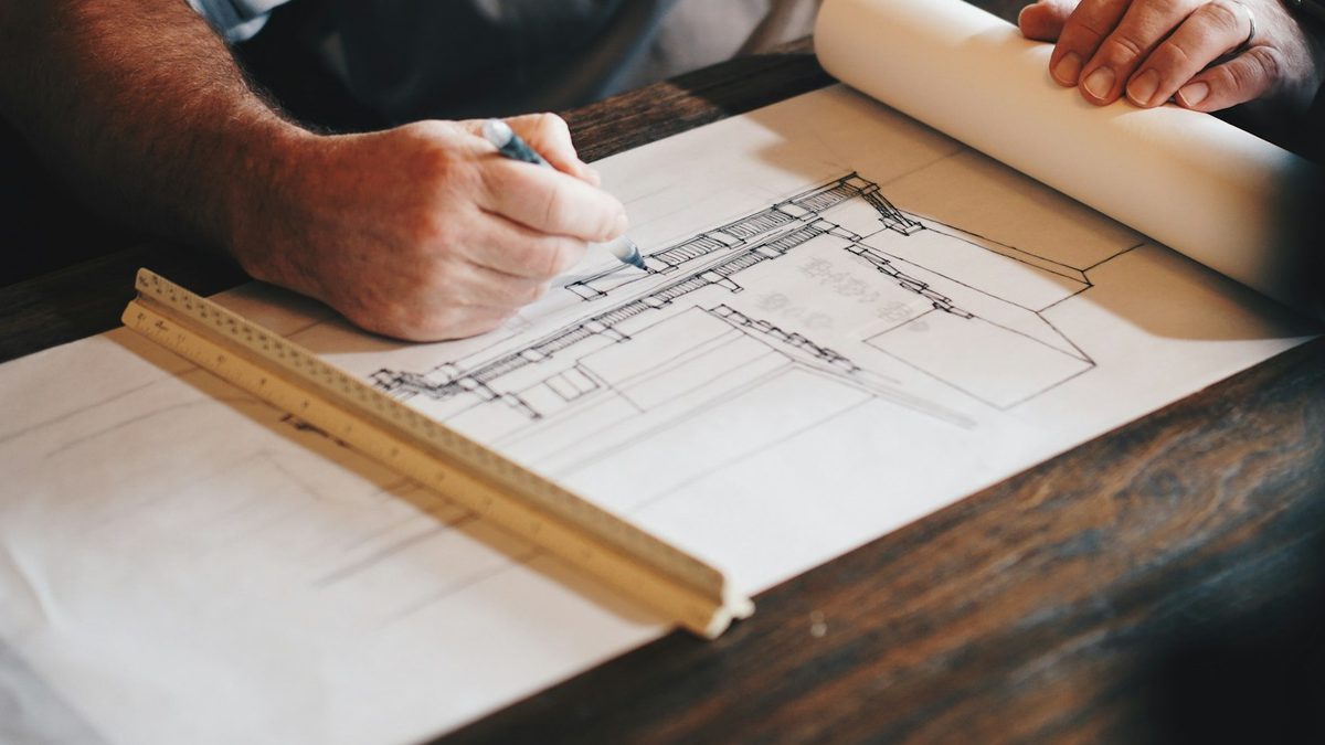 Profissional sobre pranchas de projeto técnico