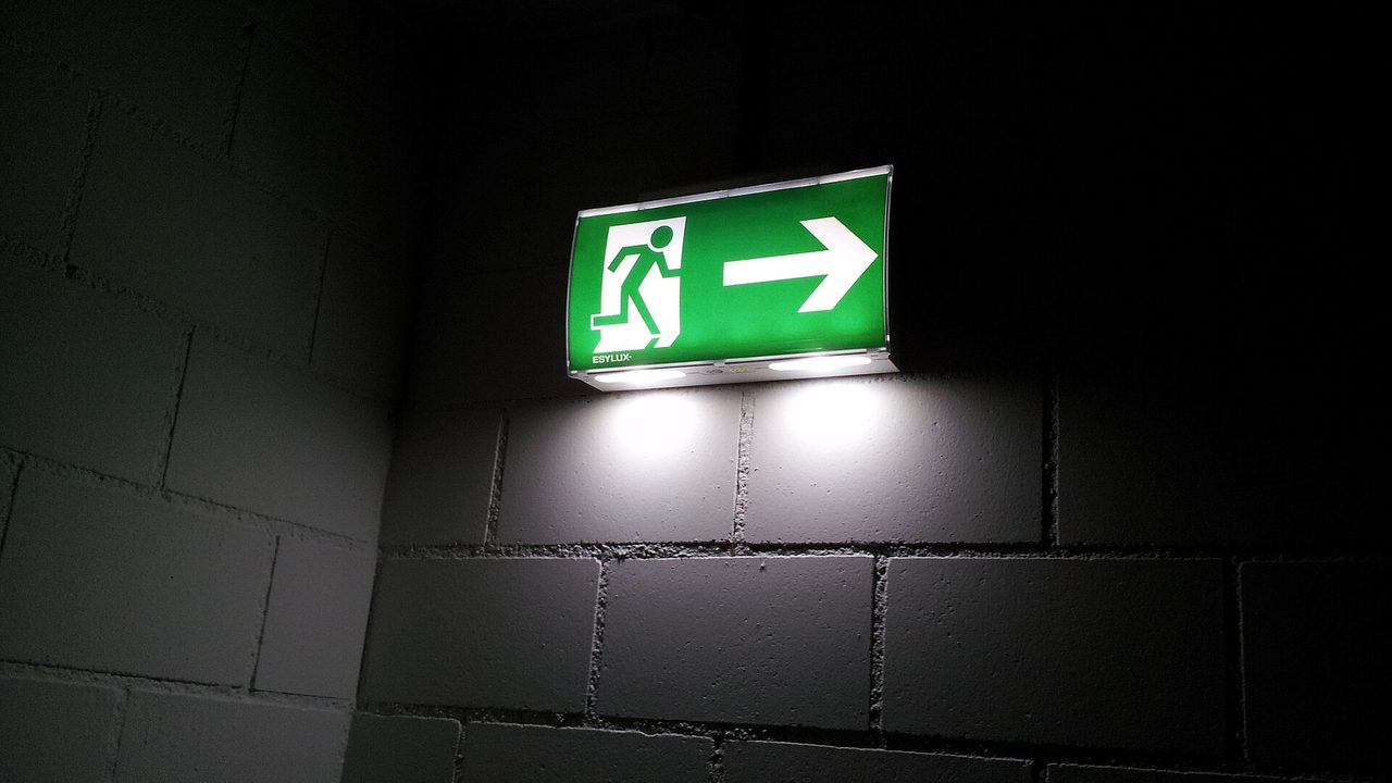 Placa iluminada de sinalização de saída de emergência