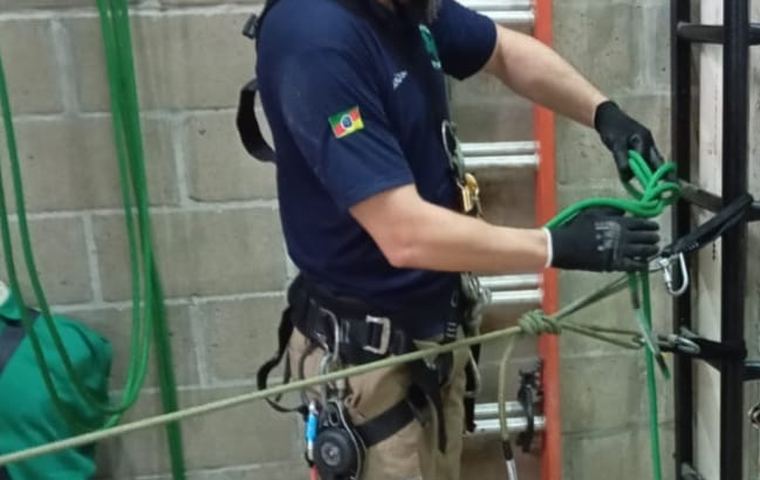 Treinamento prático de segurança do trabalho conduzido pela JP