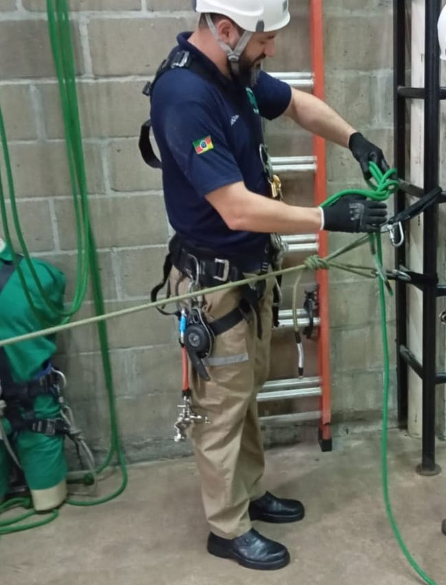 João Paulo com capacete e cinto de segurança em treinamento de trabalho em altura (NR 35)