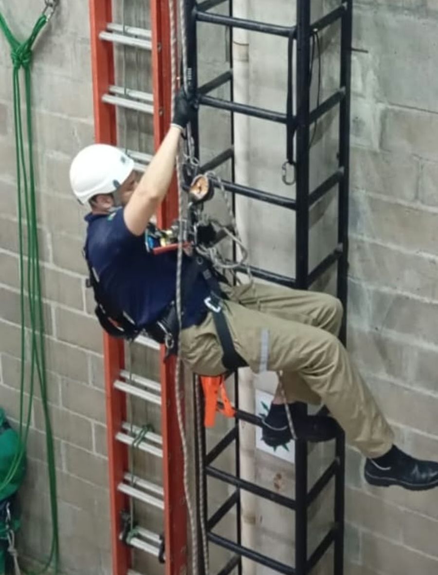 Prática de movimentação vertical em escada durante treinamento de NR 35
